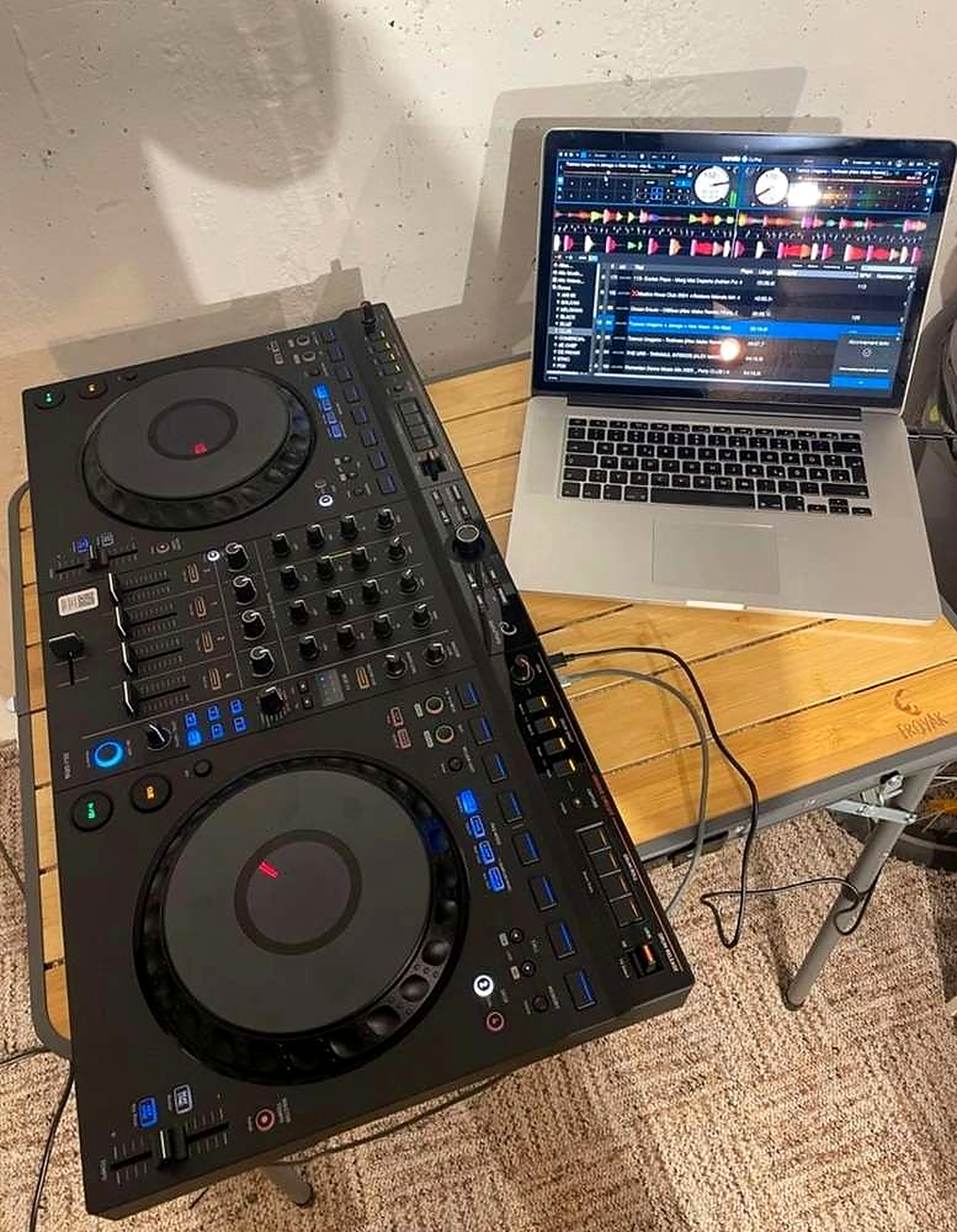 DJ-Controller und Laptop zur Musikauswahl