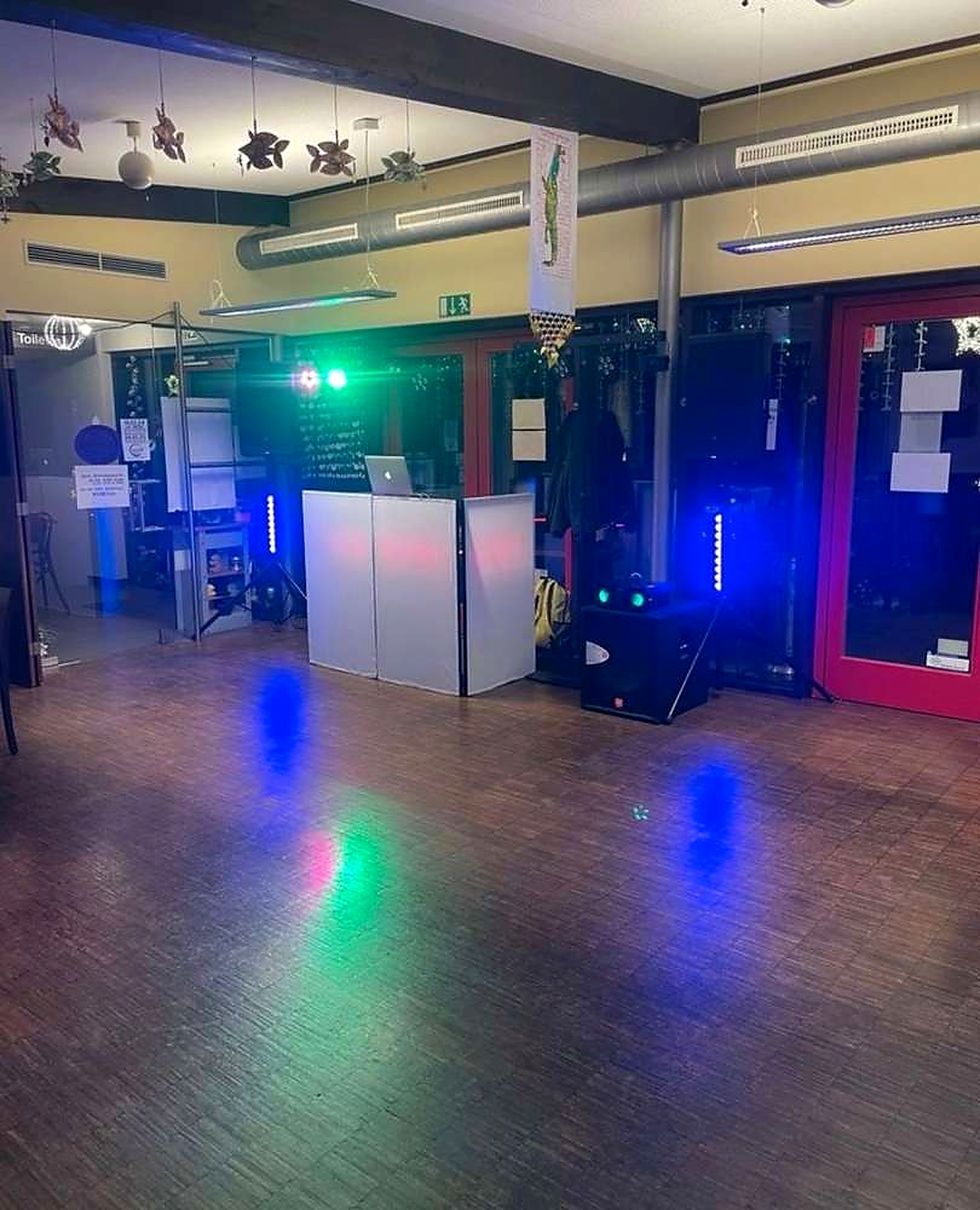 Mobiles DJ-Pult mit Licht- und Tonanlage in einem Veranstaltungsraum